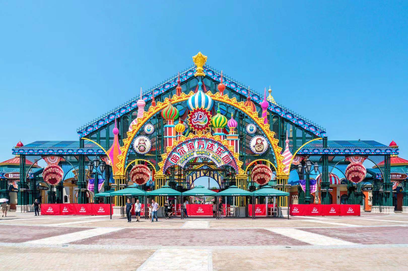 综合体,四季度假一站式目的地,拥有全球超大室内滑雪场,室外主题乐园